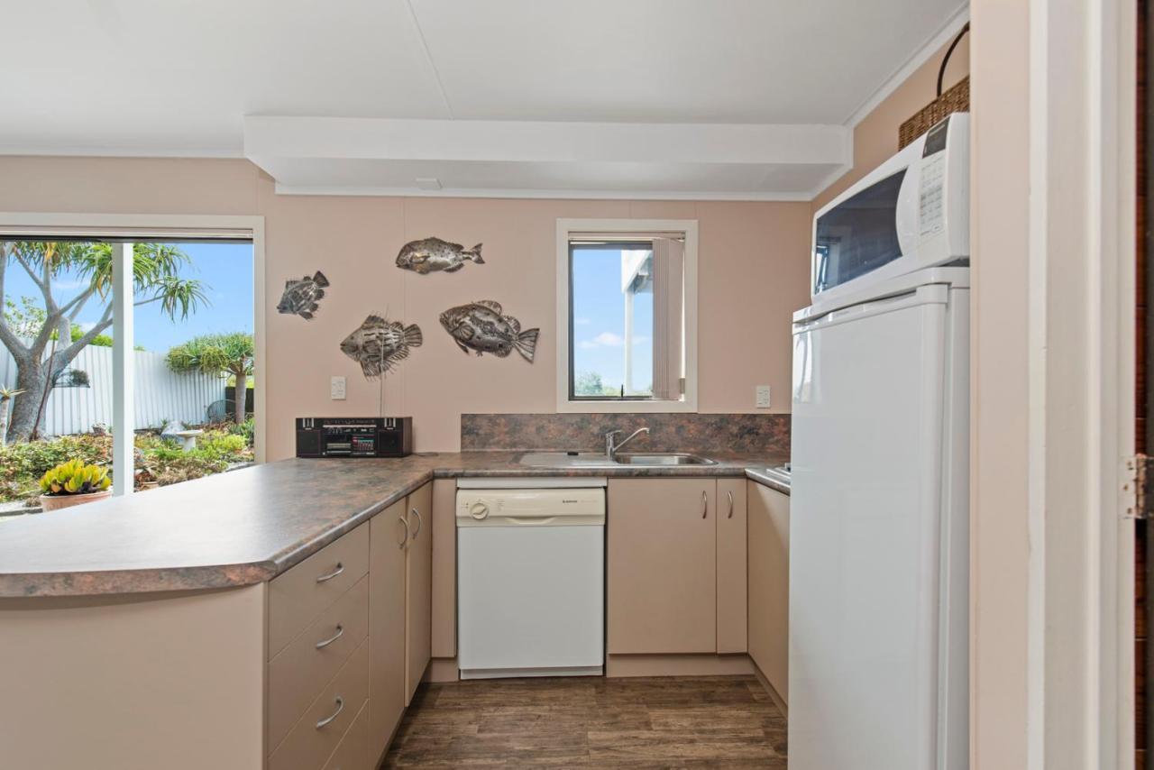 Oceanside Bach - Mount Maunganui Holiday Home Exteriör bild